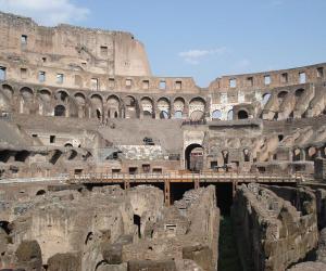 Inside the famous coloseo in roma.jpg